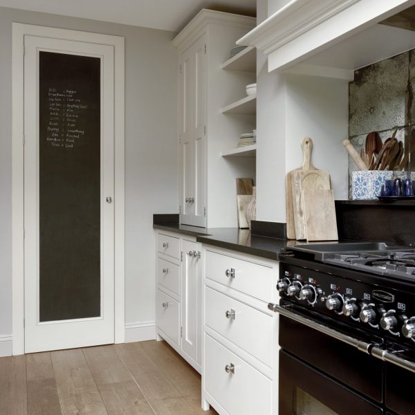 Godalming Traditional Painted Shaker Kitchen Rangemaster and Chimney